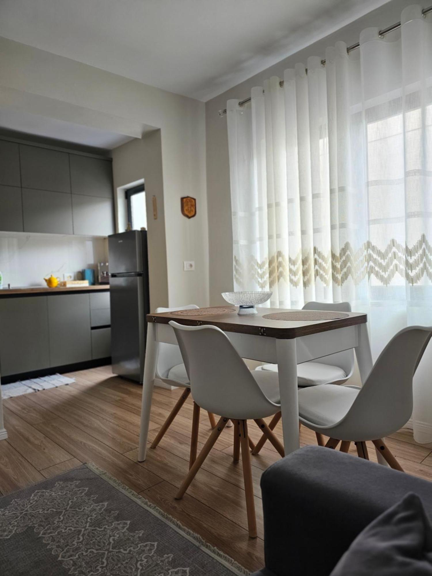 Emmas Place- Modern Por Miqesor Ne Qender Te Elbasanit